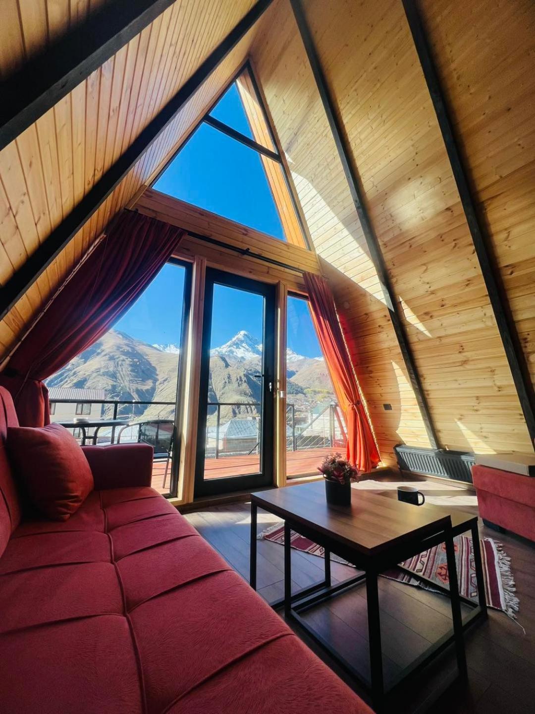 Pyramid Kazbegi Hotell Exteriör bild