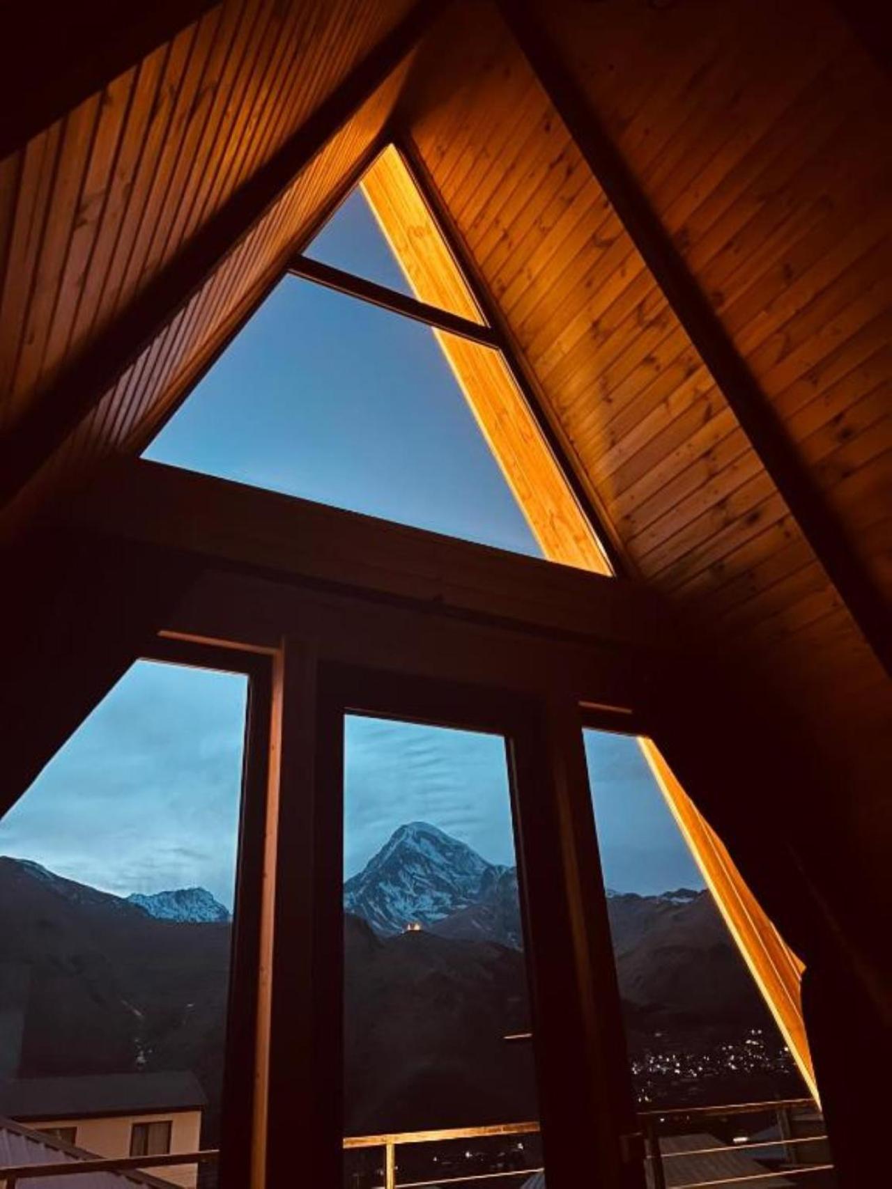 Pyramid Kazbegi Hotell Exteriör bild