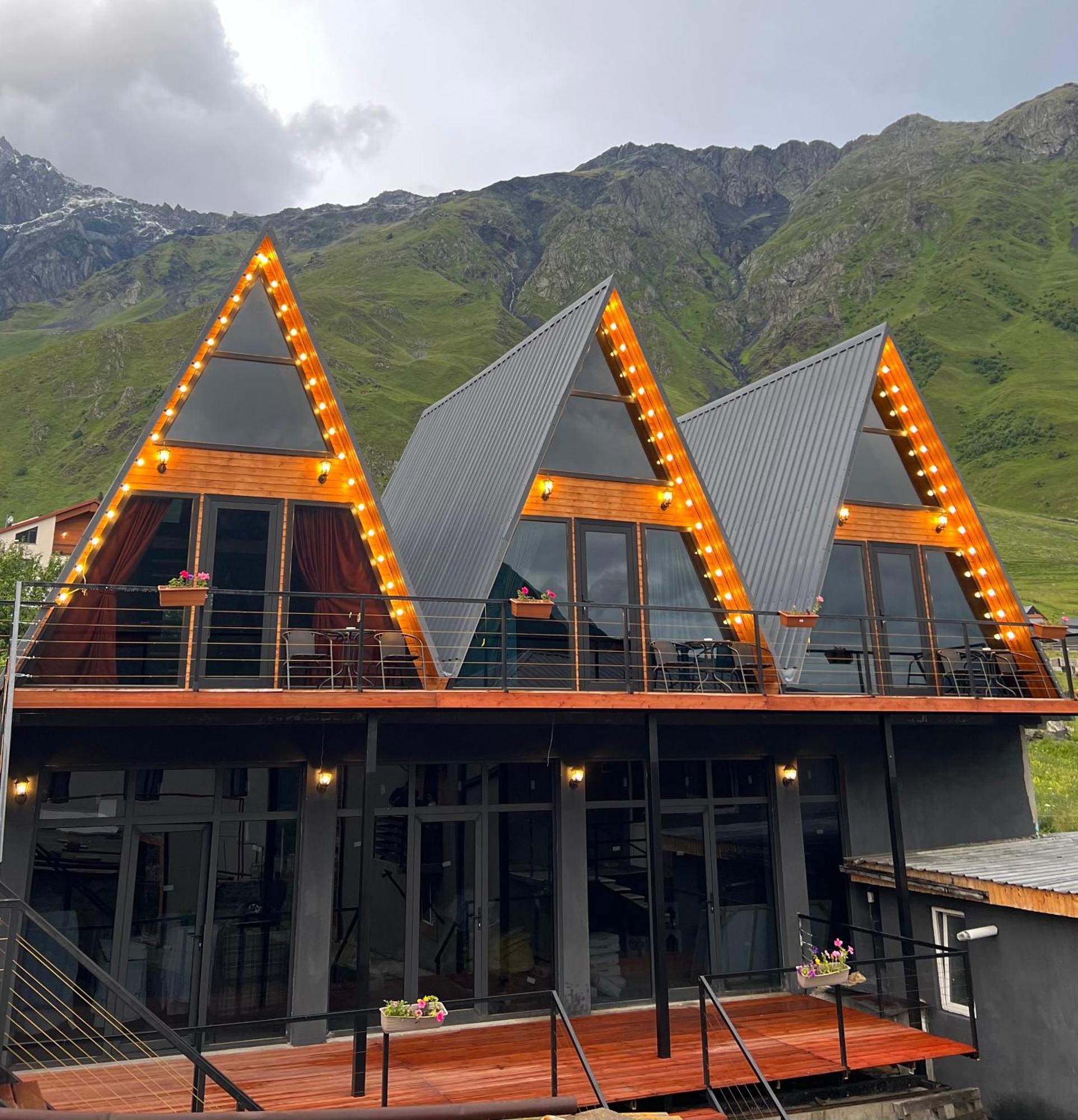 Pyramid Kazbegi Hotell Exteriör bild