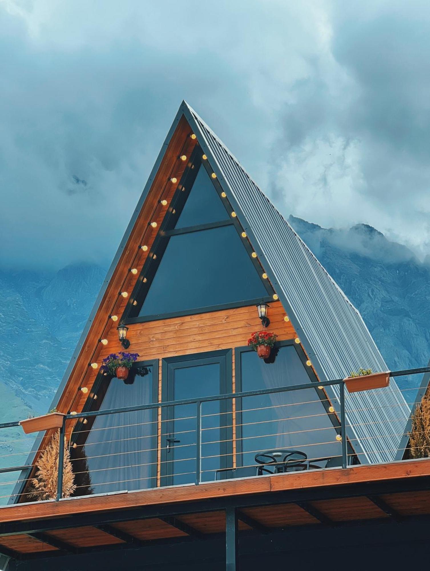 Pyramid Kazbegi Hotell Exteriör bild