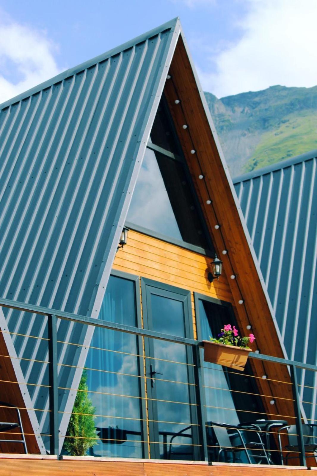 Pyramid Kazbegi Hotell Exteriör bild
